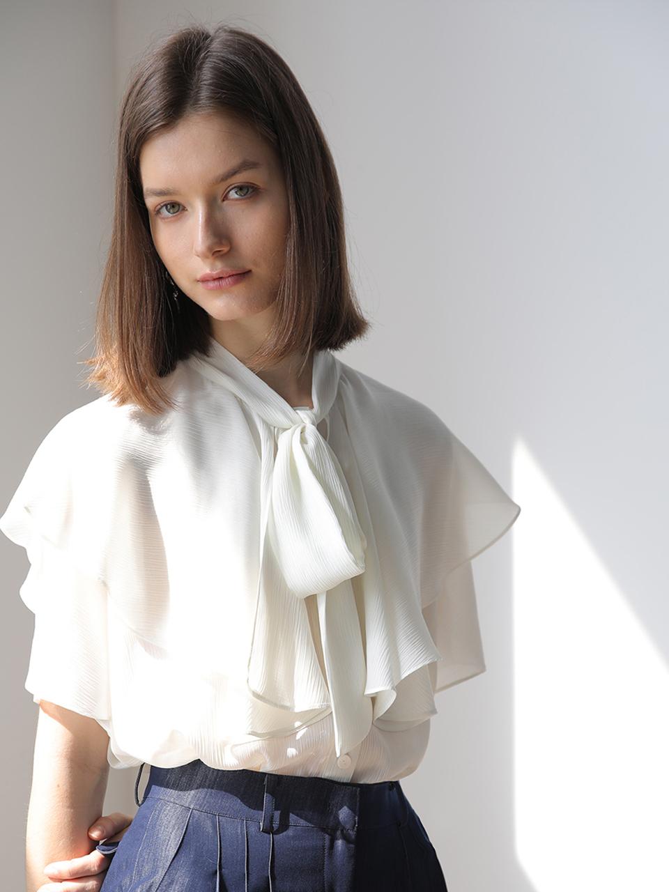 CAHIERS [CAIGIENNE] Loose-fit Ruffle Tie Blouse [Ivory]