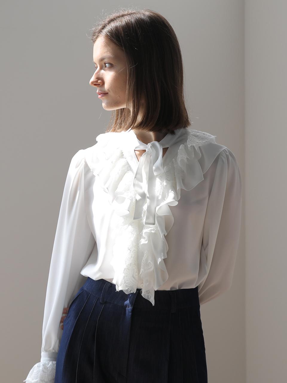 CAHIERS [CAIGIENNE] V-Neck Ribbon Lace Blouse
