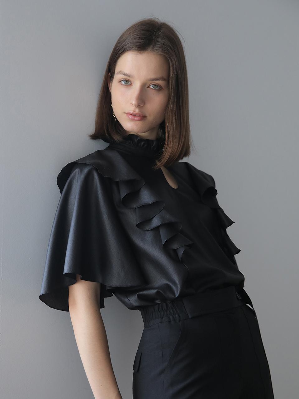 CAHIERS Loose-fit Keyhole Neckline Ruffle Blouse [Black]