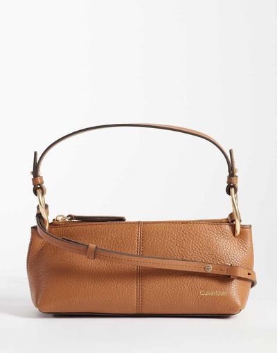Calvin Klein Calvin Klein Jeans slouchy leather bag with strap and gold details in tan-Brown