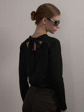 camino Back Ribbon Round Neck Blouse [Black]