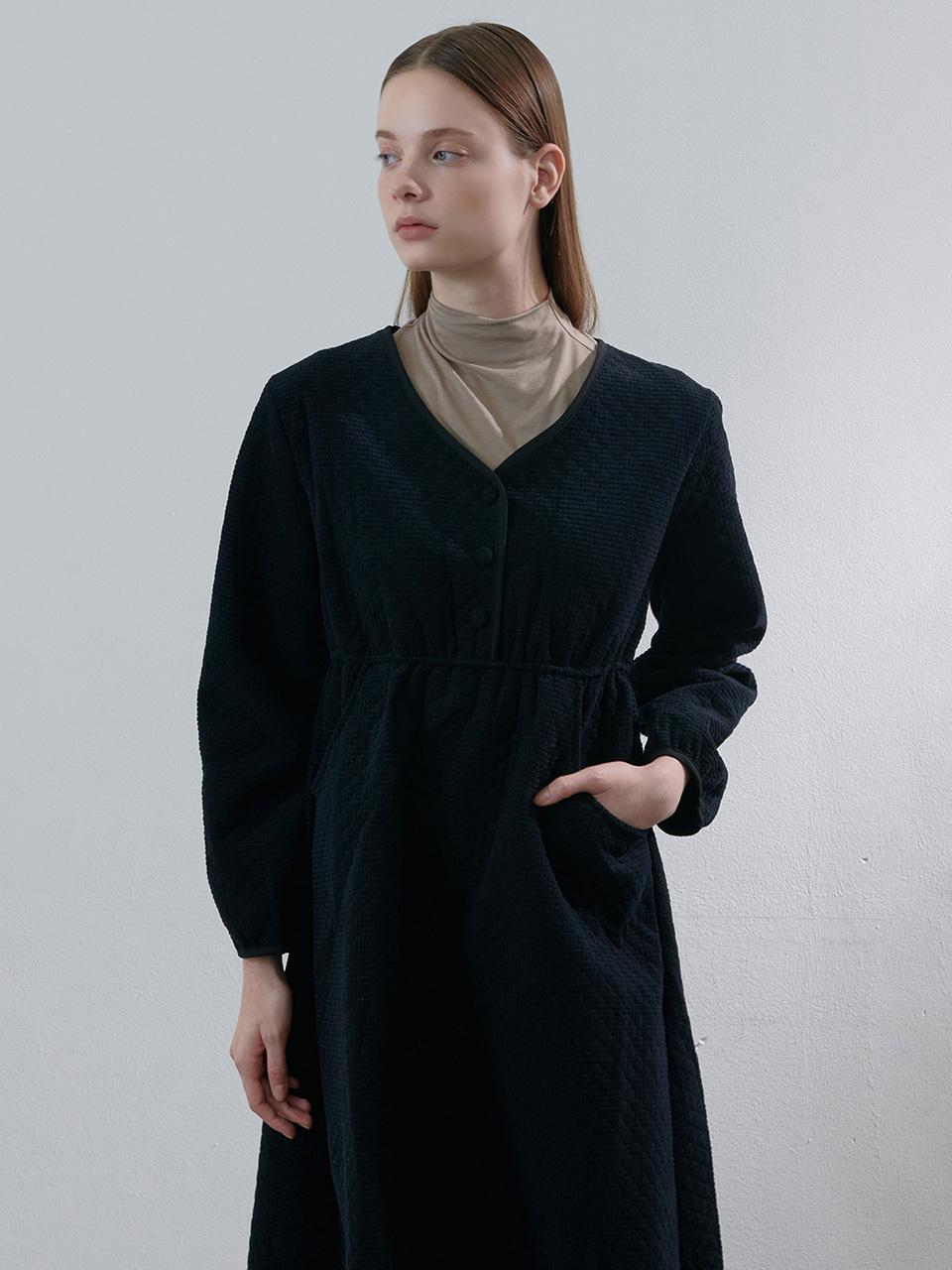 camino Quilted Sophisticated One-Piece [Black]