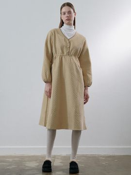 camino Quilted V-neck Roomy Dress [Beige]