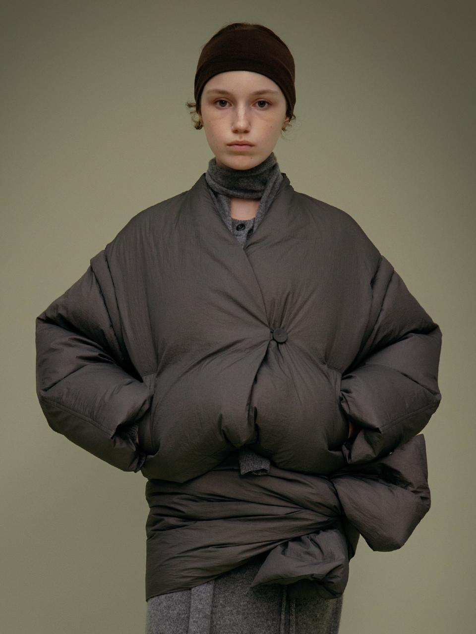 Carriere Collarless Premium Down Blouson [D GREY]
