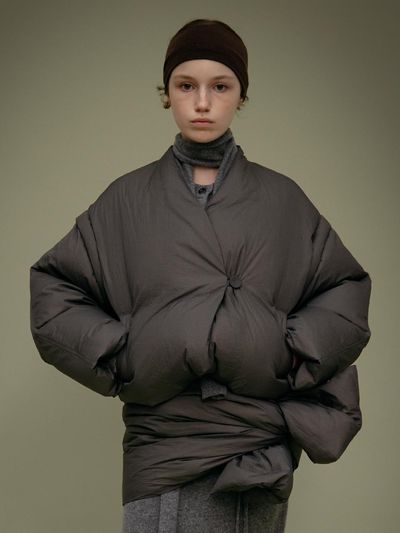 Carriere Collarless Premium Down Blouson [D GREY]