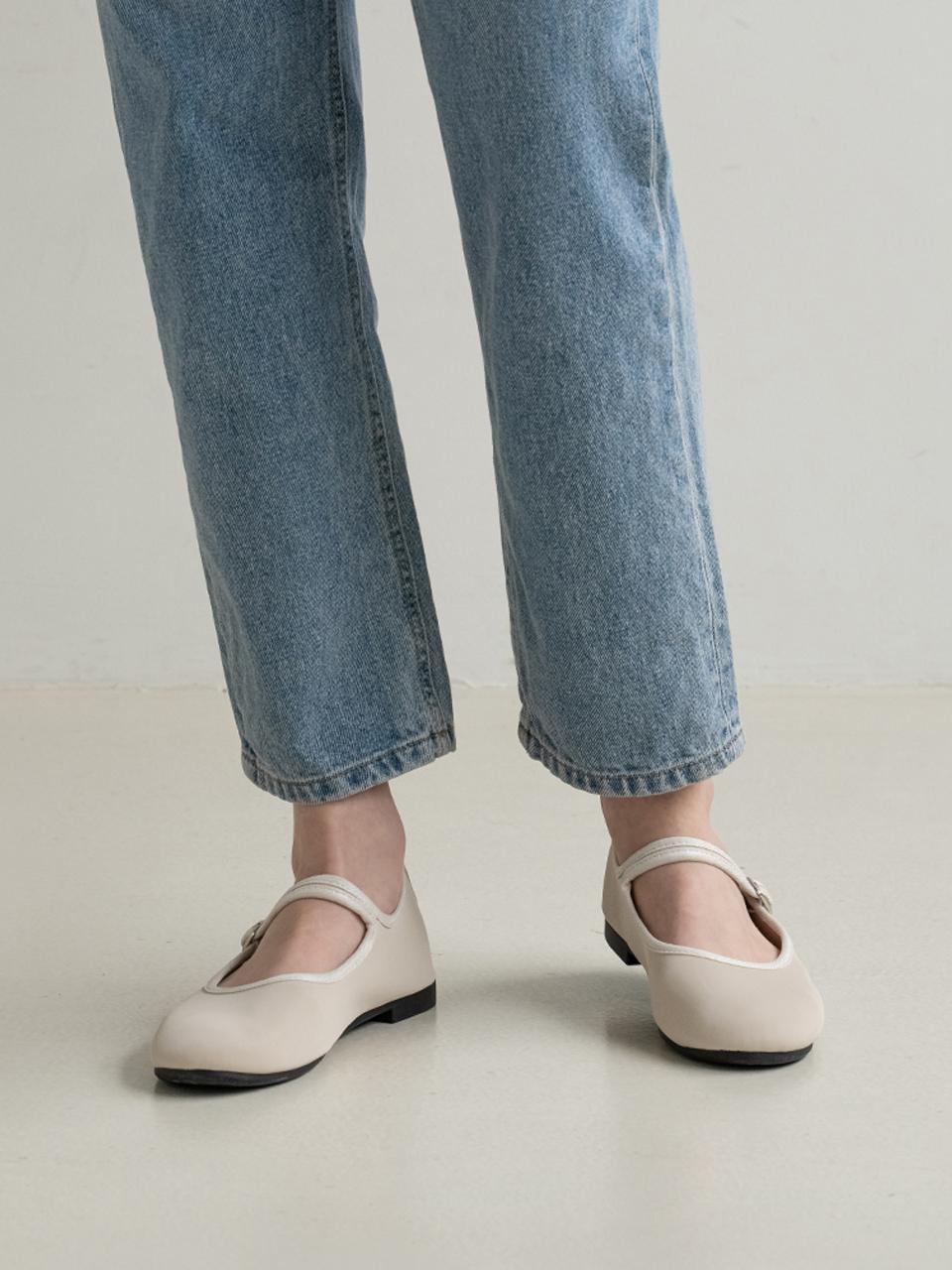 CHAAKAN T-Ro Round Mary Jane Ballet Flats