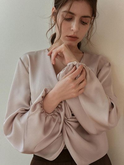 charmeeze Knot satin blouse (Beige)