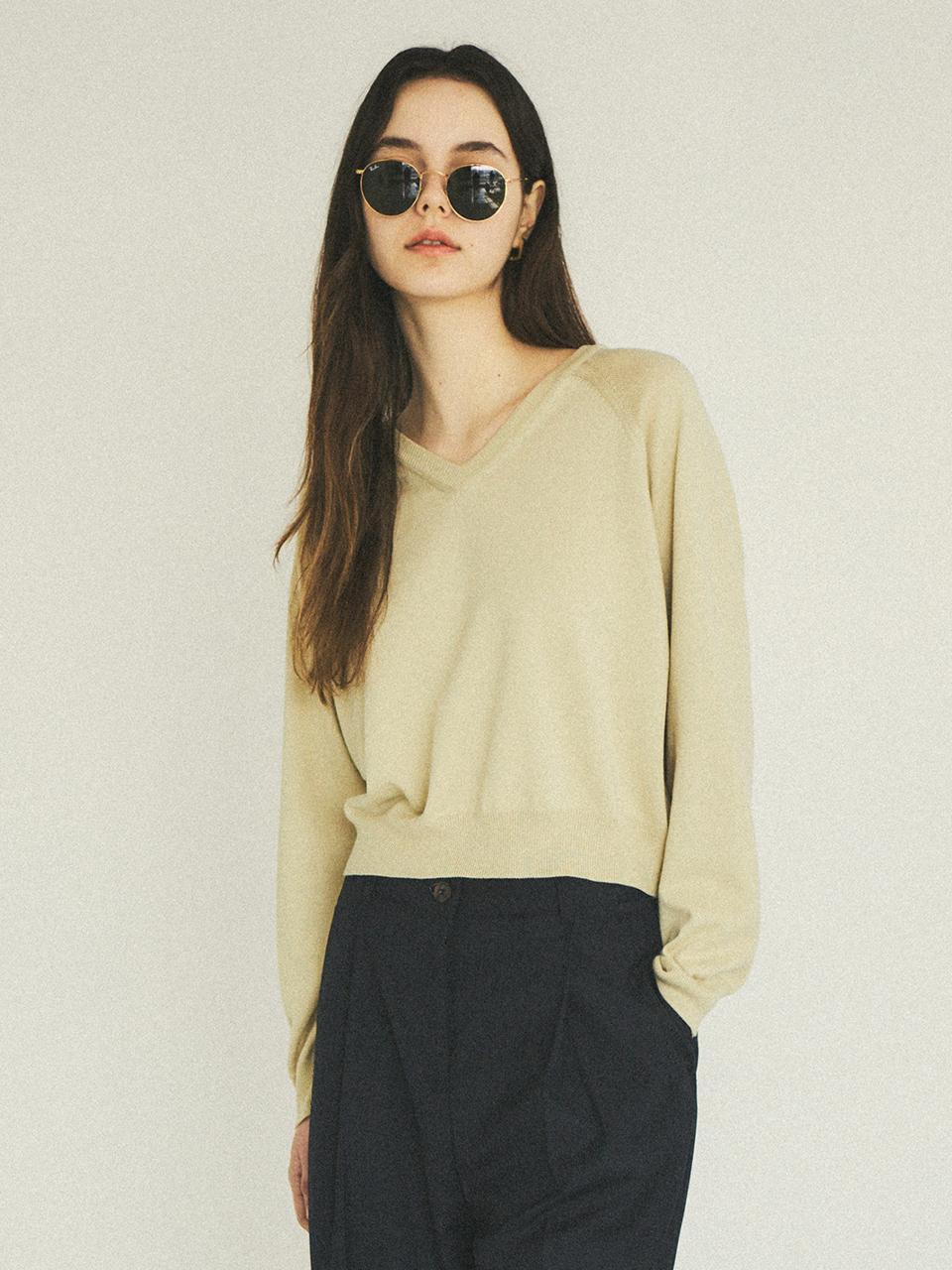 CITTA Classic Minimal Cropped V-neck Sweater