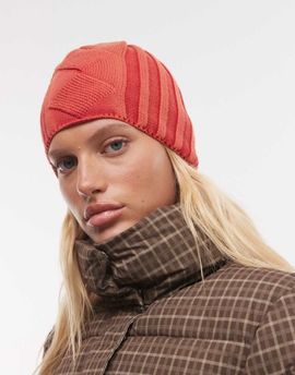 Collusion COLLUSION cable knit beanie in red