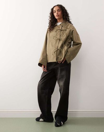 Collusion COLLUSION cropped bow tie trench jacket in khaki-Green