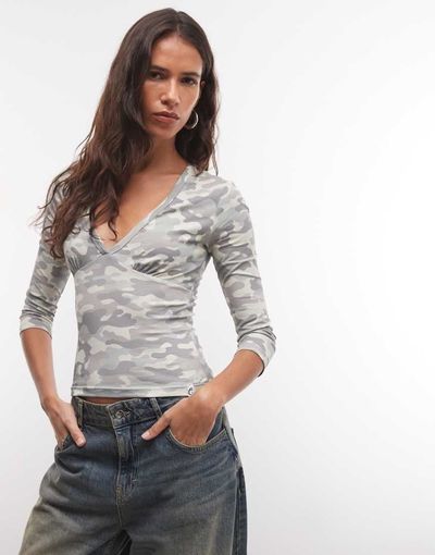 Collusion COLLUSION deep v-neck 3/4 sleeve top in camo print-Green