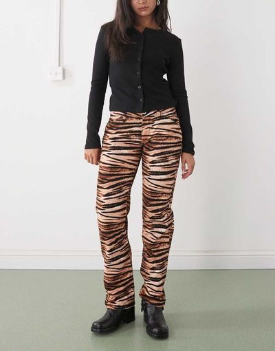 Collusion COLLUSION low waist slim bootcut jeans in tiger print-Multi