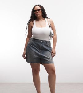 Collusion COLLUSION Plus raw hem mom shorts in lightwash-Blue