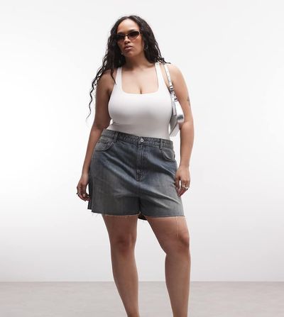 Collusion COLLUSION Plus raw hem mom shorts in lightwash-Blue