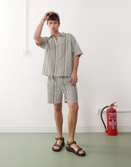 Collusion COLLUSION textured woven shorts in cream stripe-Neutral