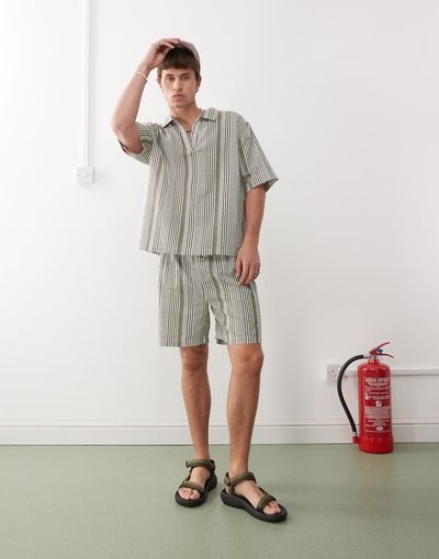 Collusion COLLUSION textured woven shorts in cream stripe-Neutral