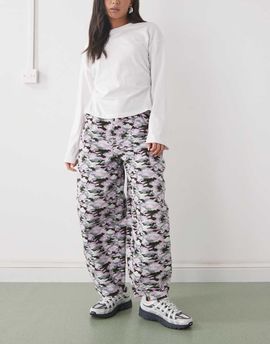 Collusion COLLUSION XL balloon jeans in pink camo-Multi