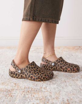 Crocs Crocs Classic clogs in brown leopard print