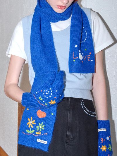 DAISY SYNDROME NEEDLE POINT MUFFLER blue