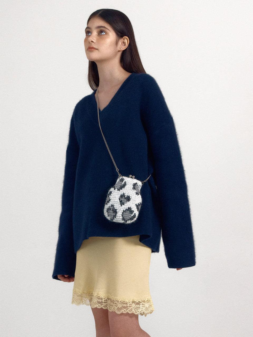 DANCING GRANDMA BALLOON Fur Cross-Body Bag [White]