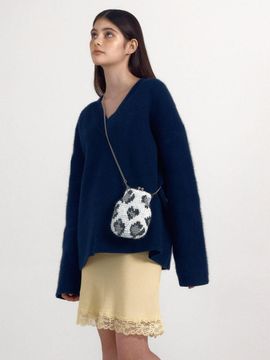 DANCING GRANDMA BALLOON Fur Cross-Body Bag [White]