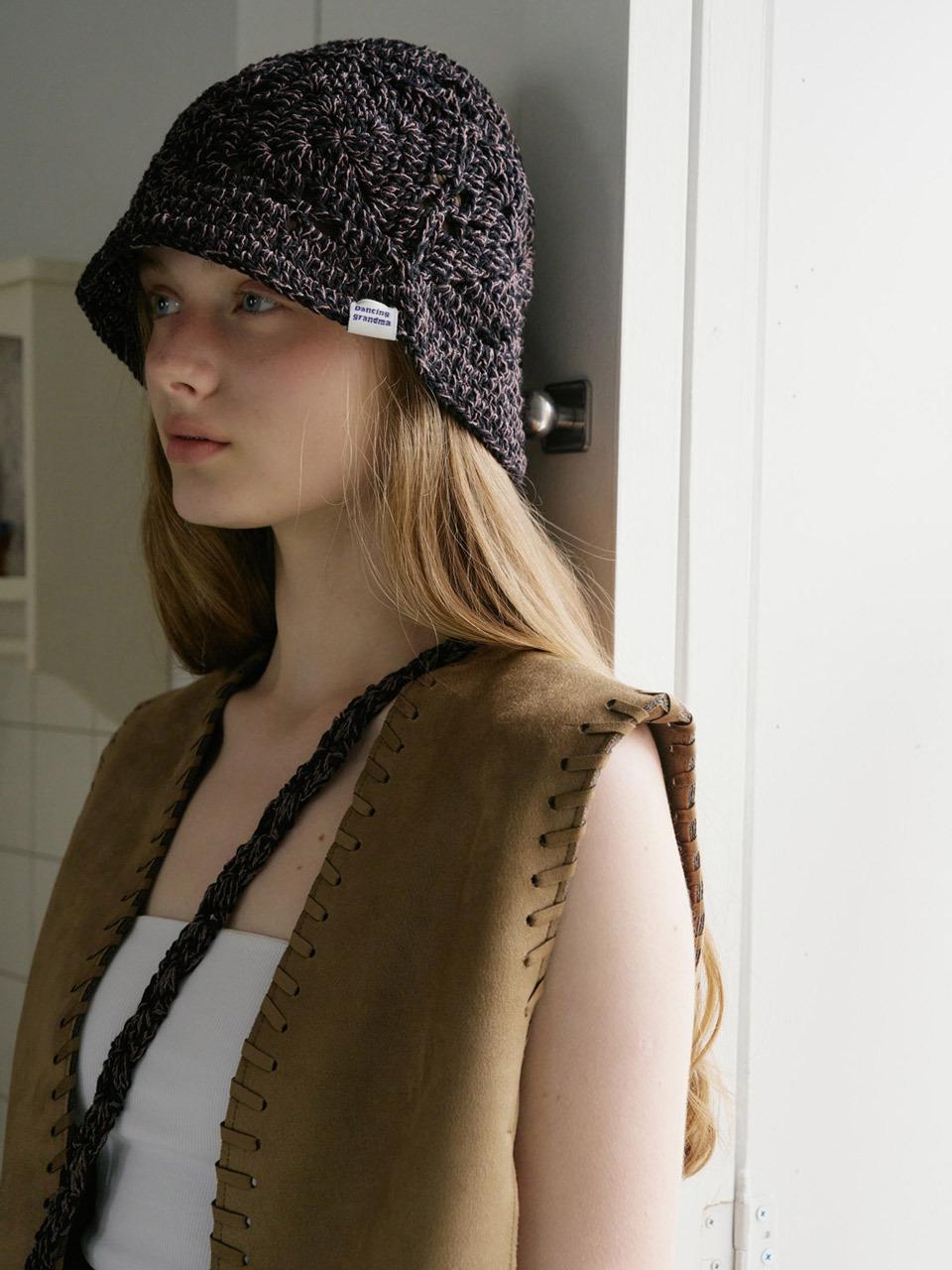 DANCING GRANDMA FLAP BUCKET HAT [BLACK]