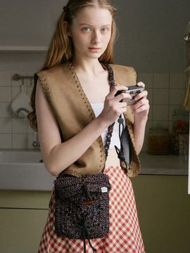 DANCING GRANDMA FLAP CROSS-BODY BAG [BLACK]