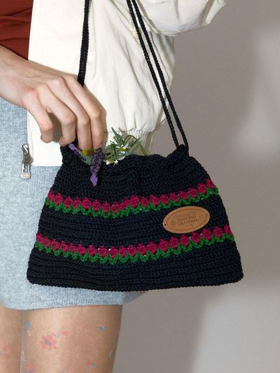 DANCING GRANDMA POSY RED TULIP SHOULDER BAG [BLACK]