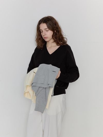 dankedir Classic Soft V-Neck Knit Top_Black