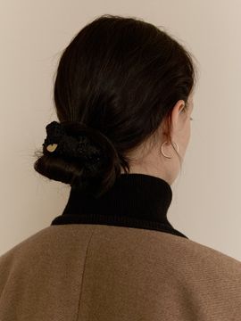 DEPOUND Heart Charm Scrunchie_Black tweed