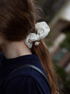 DEPOUND Pearl Charm Scrunchie