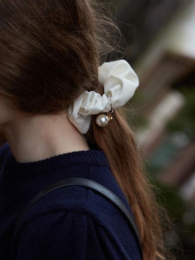 DEPOUND Pearl Charm Scrunchie