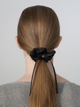 DEPOUND ribbon charm scrunchie (satin) - black (S)