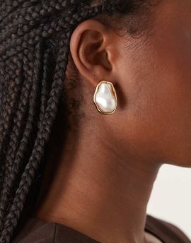 DesignB London DesignB London claw set faux pearl stud earrings in gold tone