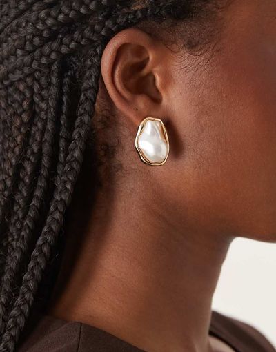 DesignB London DesignB London claw set faux pearl stud earrings in gold tone
