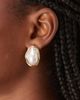 DesignB London DesignB London claw set faux pearl stud earrings in gold tone - 2