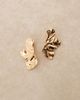 DesignB London DesignB London flower stud earrings in gold - 2