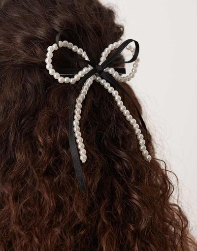 DesignB London DesignB London hair bow in faux pearl and black