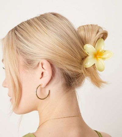 DesignB London DesignB London Hawaiian flower hair clip in yellow