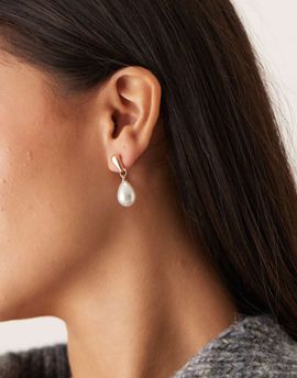 DesignB London DesignB London minimal pearl drop earrings in gold