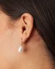 DesignB London DesignB London minimal pearl drop earrings in gold - 4