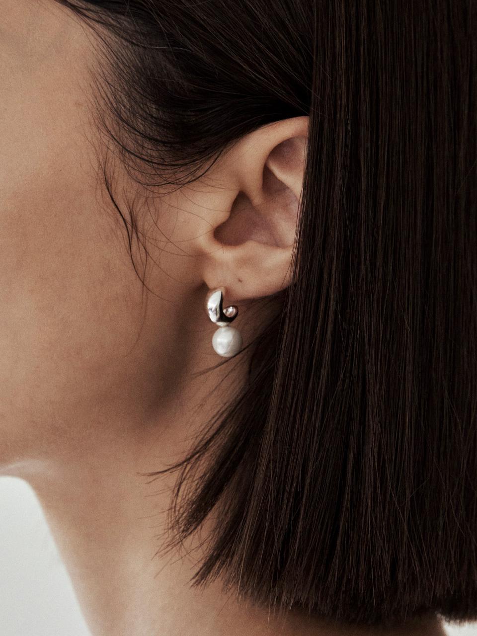 Dewy desert Volume Ball Hoop Earring_Pearl