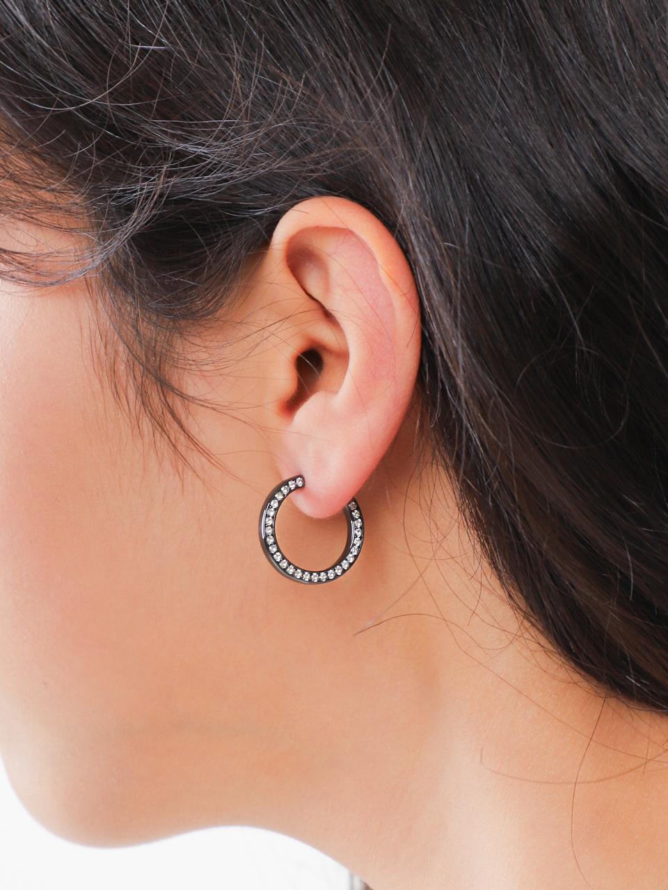 dfarbe Double-Sided Natural Gemstone Circular Hoop Earrings [Black/Beige]