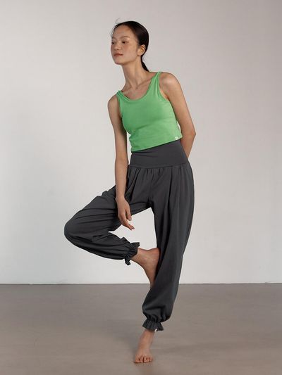 dhyani Sweet Shirring Jogger Pants [Deep Gray]