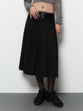 DIAGONAL CUTTING PLEATS BELT SKIRT [BLACK]