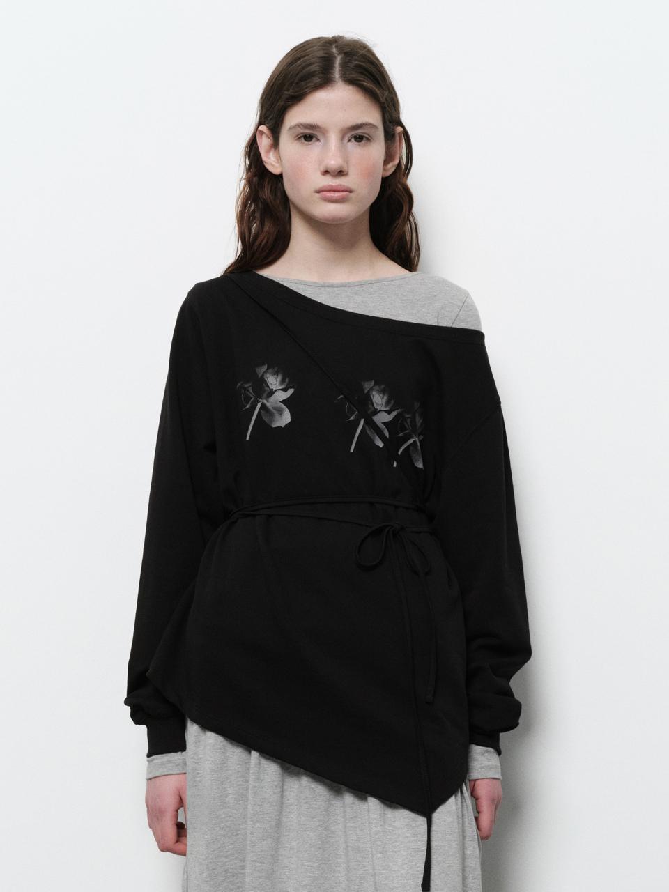 DIAGONAL FLOWER OFF SHOULDER SWEATSHIRT T-SHIRT [black]