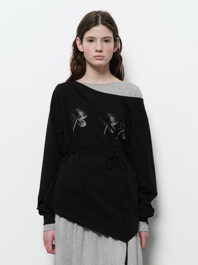 DIAGONAL FLOWER OFF SHOULDER SWEATSHIRT T-SHIRT [black]