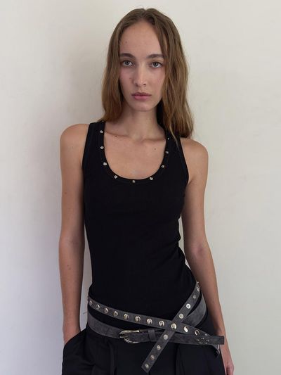 DIAGONAL STUD SLEEVELESS TOP [black]