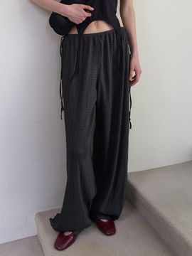 DIAGONAL WRINKLED STRAP WIDE PANTS [black]