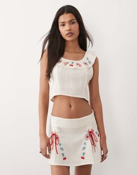 Dippin' Daisy's Dippin Daisys Printemps beach crop top in ditsy floral-White
